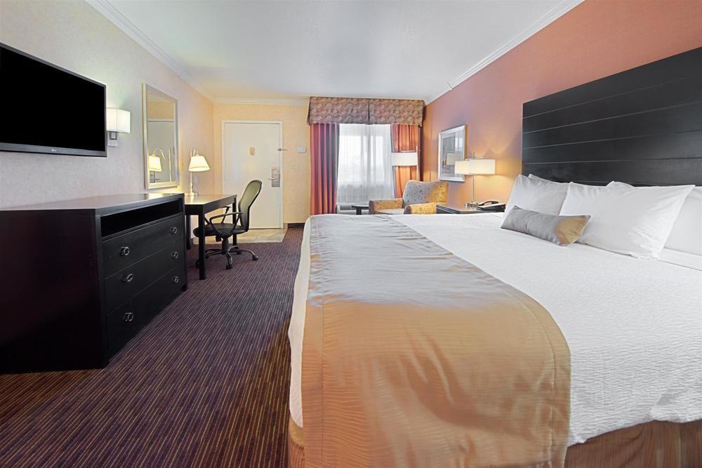 Best Western Innsuites Phoenix Hotel & Suites Экстерьер фото