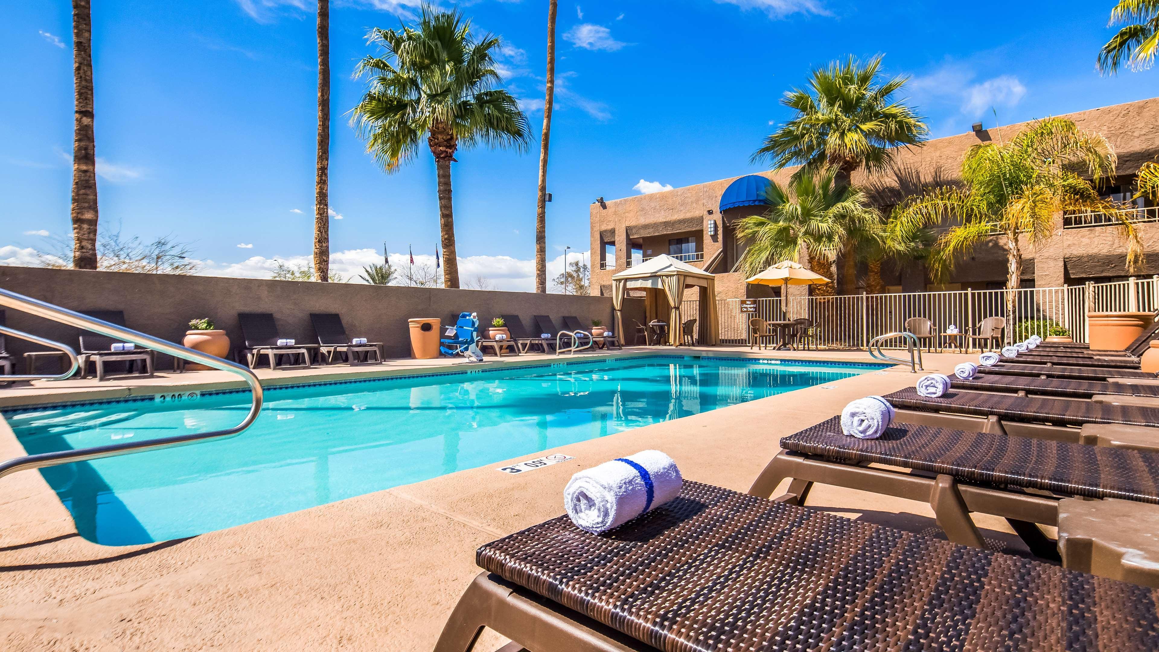 Best Western Innsuites Phoenix Hotel & Suites Экстерьер фото